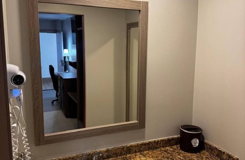 Cuauhtemoc Hotel | Spring Water Hotel & Suites