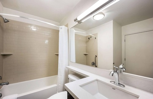 Far North Dallas Hotel | Stay Close to Galleria Dallas & Addison Circle Park! Pets Allowed, Full Kitchen!