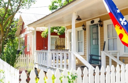 Freetown - Port Rico House | Steps from Live Music Venues-Guest Room Extended Stays