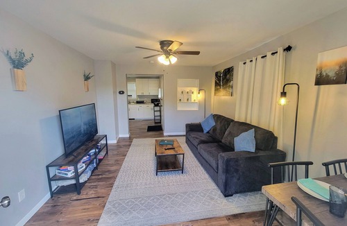 Ottawa House | Steps to downtown, King Bed, Pet friendly!