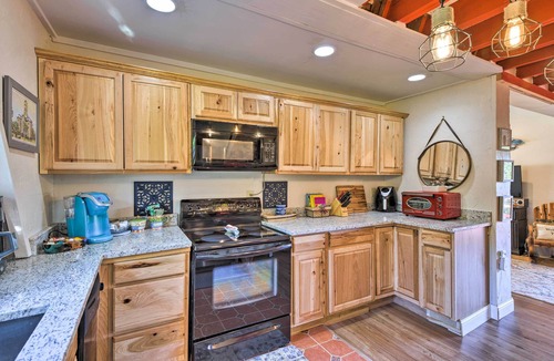 Granbury Cottage | Steps to Lake! Charming Cabin: Pool Access & Decks