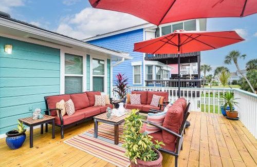 Pirates Beach House | Steps to Pirate Beach: Galveston Home w/Deck!