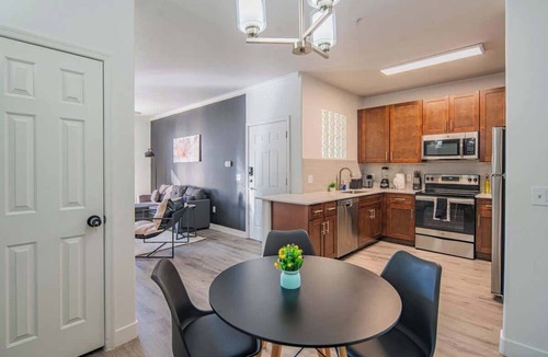 Glendale Sports and Entertainment District Apartment | Steps to Stadium |Pool, Gym, Balcony, Parking, W/D
