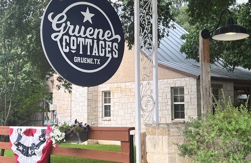 Gruene Hotel | Stonewall @ Gruene Cottages (Downstairs room w/Kitchen)