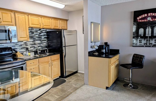 Downtown Denver Condo | STUDIO 13 AMAZING VIEWS, KING-SIZE BED, POOL, GYM, GREAT LOCATION