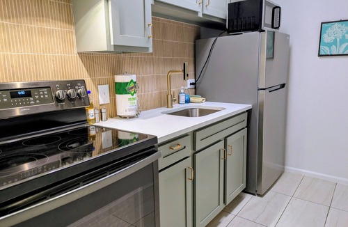 Downtown Denver Condo | STUDIO 21 DOWNTOWN DENVER EXCELLENT LOCATION, MOUNTAIN VIEW, HEATED POOL AND GYM
