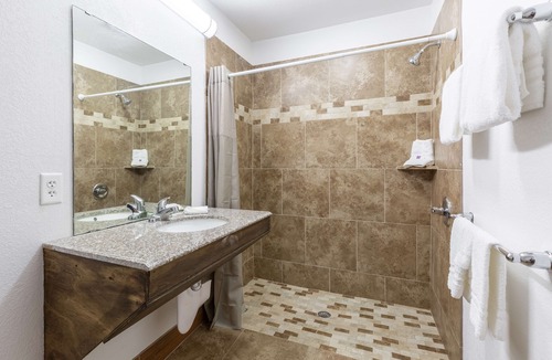 Bryan Hotel | Studio 6 Bryan, TX - University Area