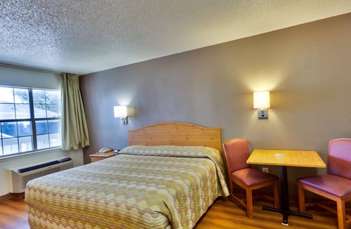 Lake Highlands Hotel | Studio 6 Dallas, TX - Garland - Northeast