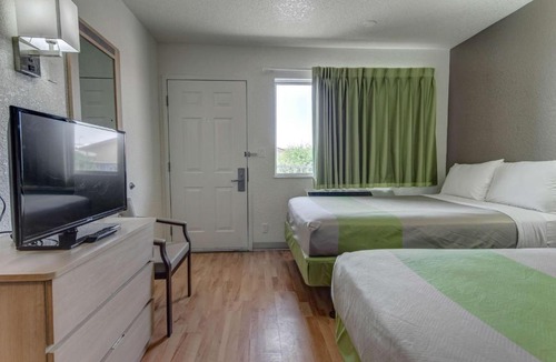 Biggs Field Hotel | Studio 6-El Paso, TX - East