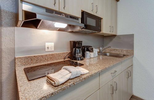 Biggs Field Hotel | Studio 6 El Paso, TX - East