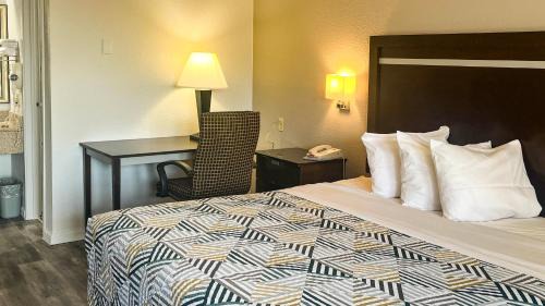 Dallas Hotel | Studio 6 Suites Dallas TX - Loop 12 West