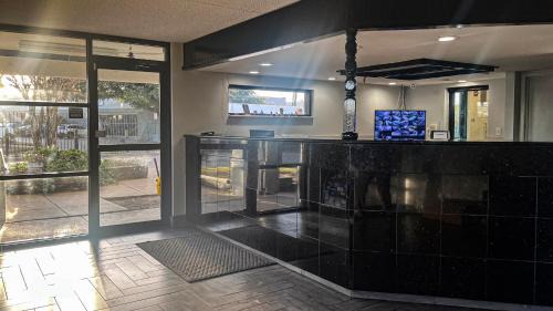 Dallas Hotel | Studio 6 Suites Dallas TX - Loop 12 West