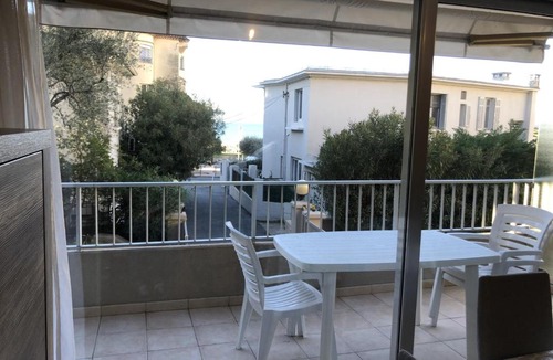 Saint-Raphael Apartment | Studio climatisé proche plage, commerces et gare avec balcon, parking et wifi - FR-1-466A-5
