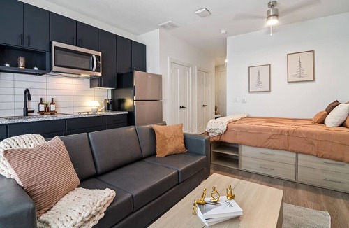 Neartown Apartment | Studio in Downtown Houston | Shared Pool & Gym
