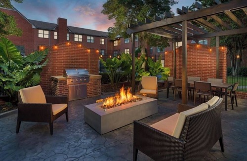 Dallas Apartment | Studio Suite Near Glazer's Beer and Beverage DAL