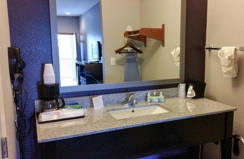 Beeville Hotel | Studio w/Kitchenette & Space for Pets Near Coastal Bend College