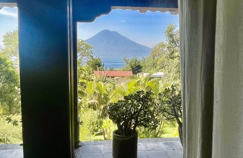 Santa Cruz La Laguna House | Stunning 4 Bedroom Large House, Steps from Lake Front with Starlink WiFi