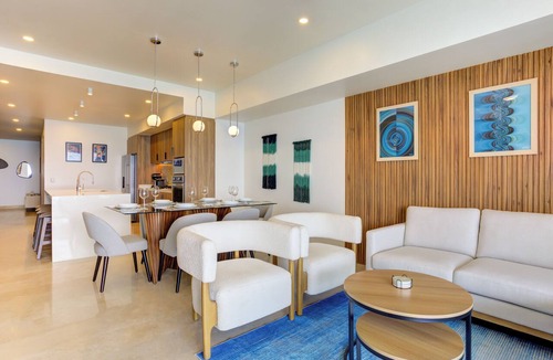 Las Glorias Apartment | Stunning Beachfront with Rooftop Pool, Gym Balcony
