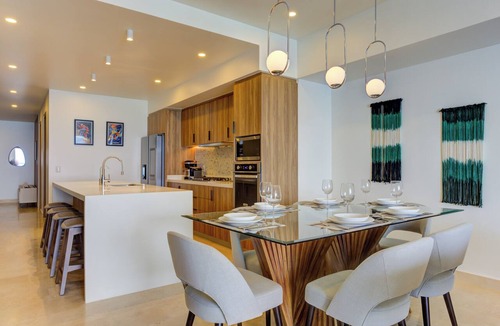 Las Glorias Apartment | Stunning Beachfront with Rooftop Pool, Gym Balcony