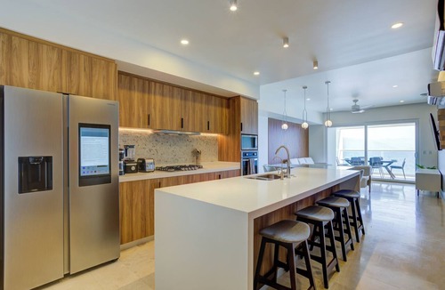 Las Glorias Apartment | Stunning Beachfront with Rooftop Pool, Gym Balcony
