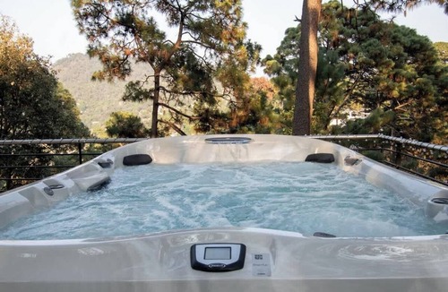 Valle de Bravo House | Stunning Glass House in Avandaro Forest w/ Hot Tub