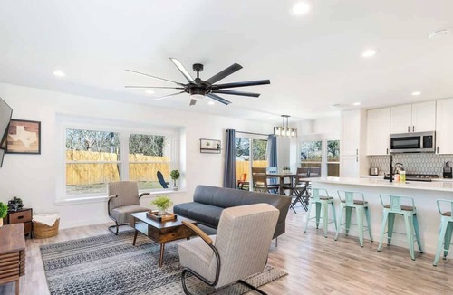 Franklin Park House | Stylish 5bd SE Austin Escape