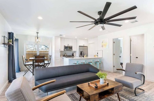 Franklin Park House | Stylish 5bd SE Austin Escape
