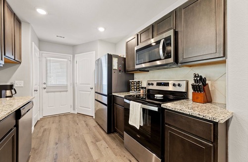 Fort Worth House | Stylish & Cozy 2BR Fenced Yard-Dog friendly. Near AT&T Stadium World Cup ready!