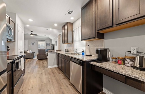 Fort Worth House | Stylish & Cozy 2BR Fenced Yard-Dog friendly. Near AT&T Stadium World Cup ready!