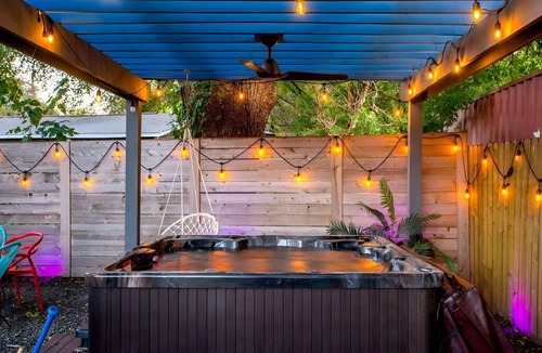 Govalle Cottage | Stylish Home With Pool & Hot Tub Near Downtown
