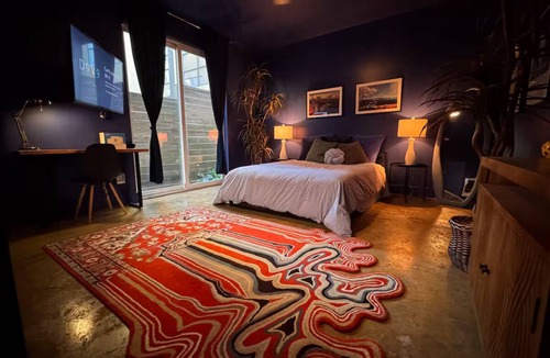 South Central Houston House | Stylish Museum District Townhome w Rooftop Mini Golf Skyline Views