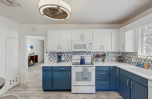 Sam Hughes House | Stylish Sam Hughes Escape With Private Yard, Dogs OK & Free WiFi