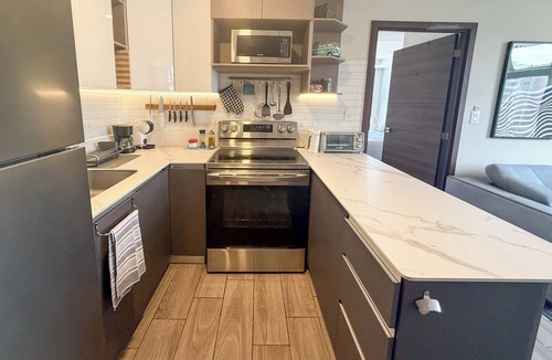 Zona 10 Apartment | Stylish · Stunning Views · King Bed · Work Space