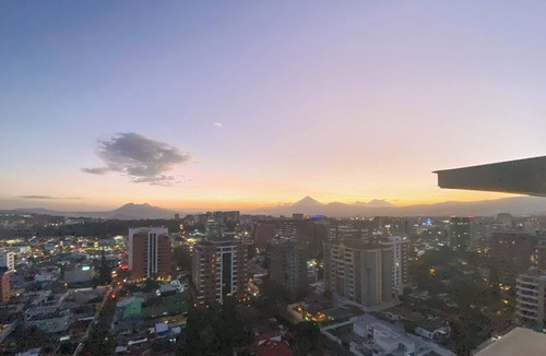 Zona 10 Apartment | Stylish · Stunning Views · King Bed · Work Space