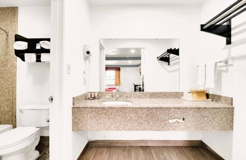 Oakville Hotel | Stylish Unit Near Sowells BBQ – Free Parking, Pet Friendly & Pool Access