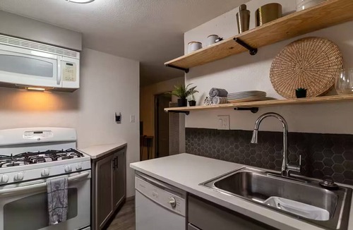 Nob Hill Apartment | Stylishly Small House @Nob Hill/UNM Area/King Bed