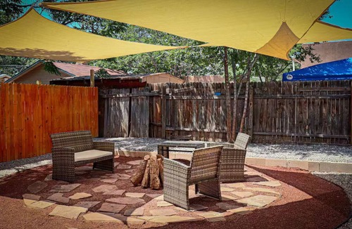 Nob Hill Apartment | Stylishly Small House @Nob Hill/UNM Area/King Bed