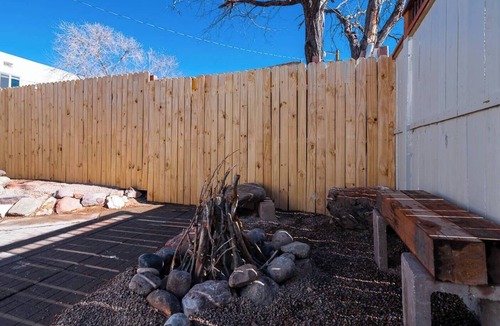 Nob Hill Apartment | Stylishly Small House @Nob Hill/UNM Area/King Bed