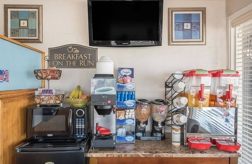 Pecos Hotel | Suite Room with Fee Breakfast, Airport Shuttle, Pool Close to Pecos Museum