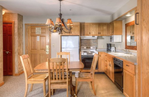 Big Sky Condo | Summit View- Big Sky Shoshone Ski in/Out, Pool, Hot Tub