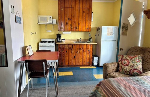 Kingsland Cabin | Sunfish Studio 1: Kingsland Pet Friendly with Pool!
