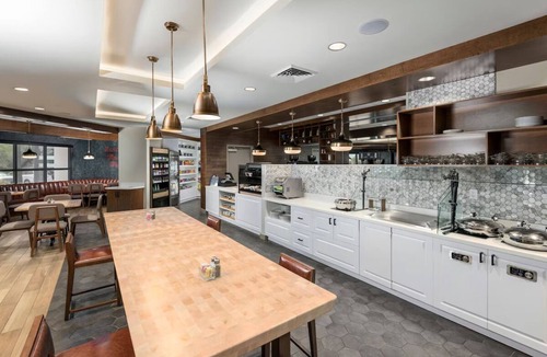 Chandler Hotel | Sunny Chandler Escape: Poolside Comfort, Dining & Adventure Nearby l 2 Rooms