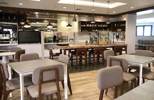 Chandler Hotel | Sunny Chandler Escape: Poolside Comfort, Dining & Adventure Nearby l 2 Rooms