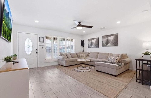 Cox Heights House | Sunrise-Sparkling Pool-BBQ Grill-Mins to Old Town