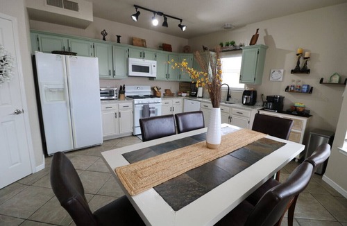 El Paso House | Sunset Escape – Parkside Retreat