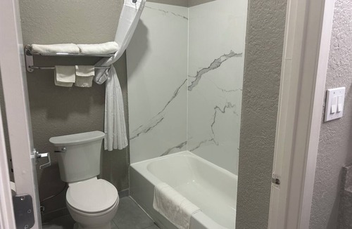 Brookhollow Hotel | Super 8 by Wyndham Houston/Brookhollow NW