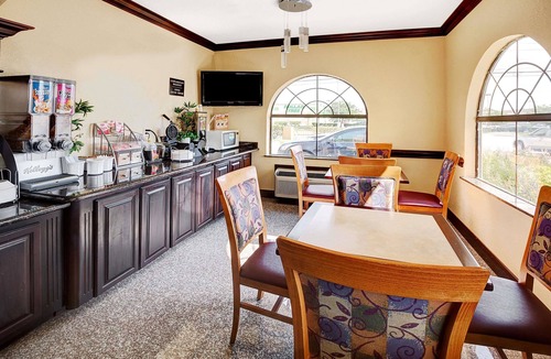Southbelt/Ellington Hotel | Super 8 by Wyndham Houston Hobby Airport South