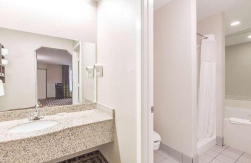 Nassau Bay Hotel | Super 8 by Wyndham Houston Webster NASA