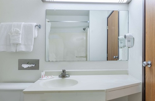 Irving Hotel | Super 8 by Wyndham Irving DFW Airport/South