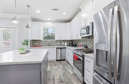 Greater Fondren Southwest House | SW Houston 1BR | King Bed, Sleeps 4